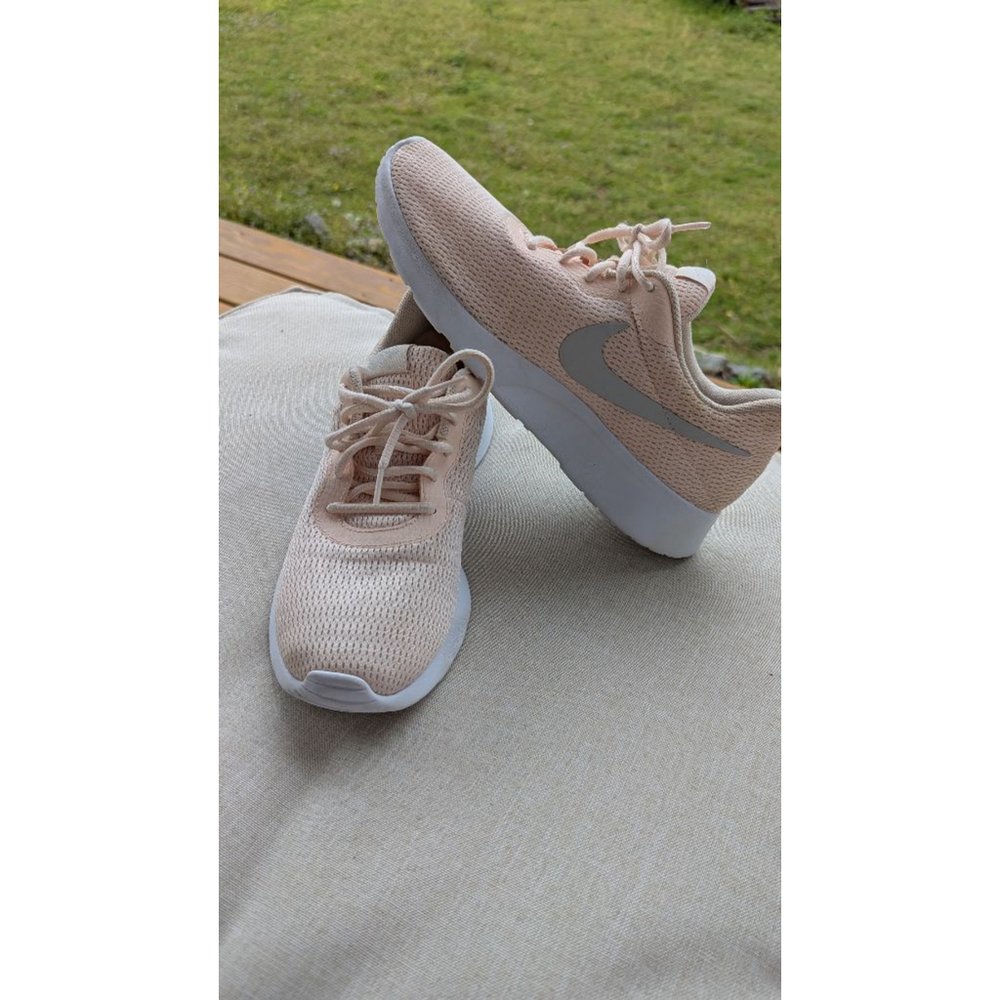Women's Nike Tanjun Sneakers Size 11.5 Peach